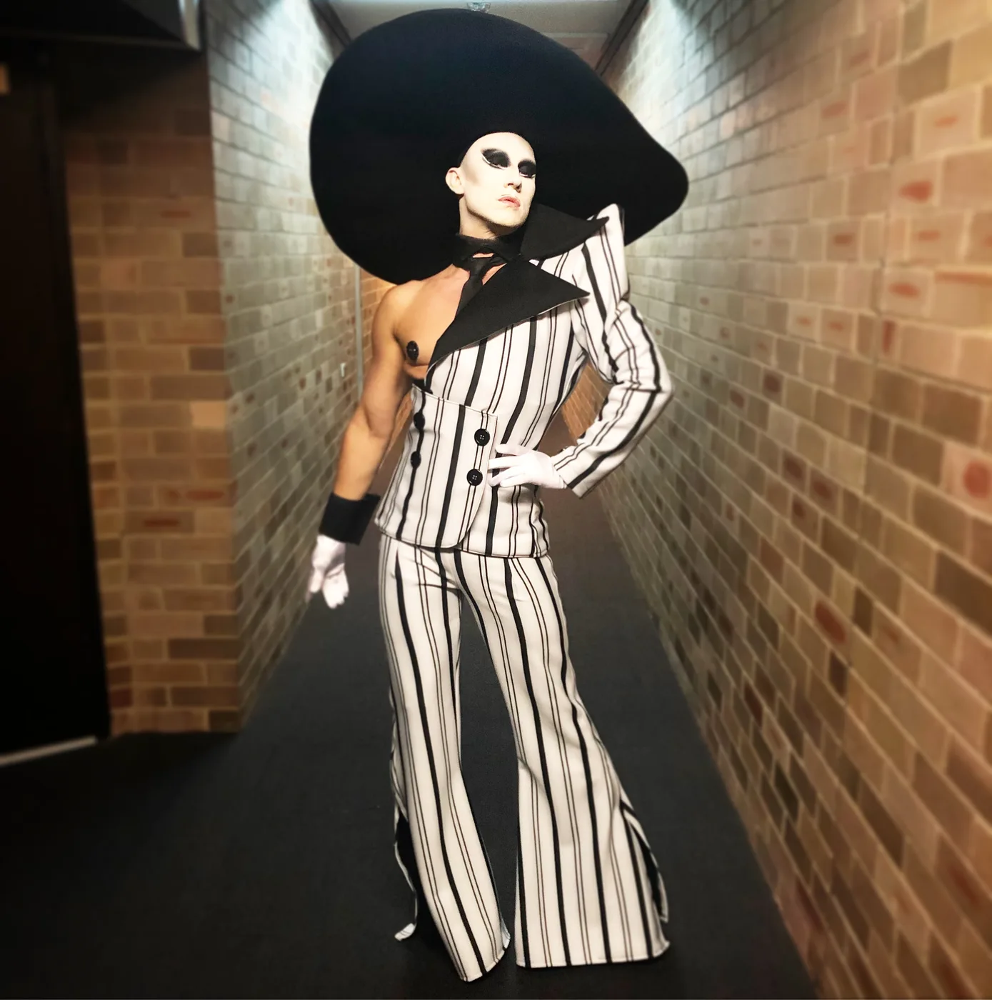 Rhys Lightning, Sydney burlesque & boylesque artist, performing live (7)