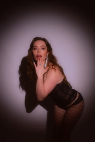 Fantomina Fury, Sydney burlesque artist & jazz vocalist, performing live (3)