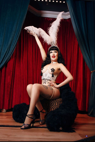 Bettie Banditt, Sydney burlesque artist & producer, performing live (1)